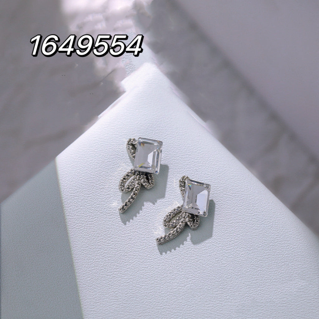 1649554 8*18mm Transparent White Right Rectangle Pile Diamond with Big Rope Bowknot Each Pack 4pcs