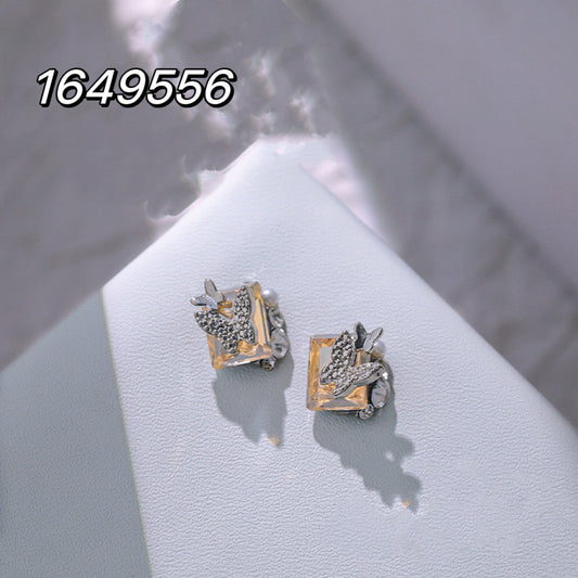 1649556 11.5*12mm Champagne Right Rectangle Pile Diamond with 2 Butterfly and Pearl Each Pack 2pcs