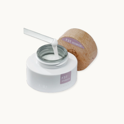 A hema-free highly flexible, non-yellowing white carving gel with a clay-like texture that allows precise, long-lasting 3D nail art creations.</p>
<p>Its tough, elastic formula prevents cracking or collapsing during shaping, while offering a non-sticky, smooth sculpting experience.</p>
<p>After curing, the surface becomes matte—perfect for direct watercolor painting or detailed nail art work.</p>