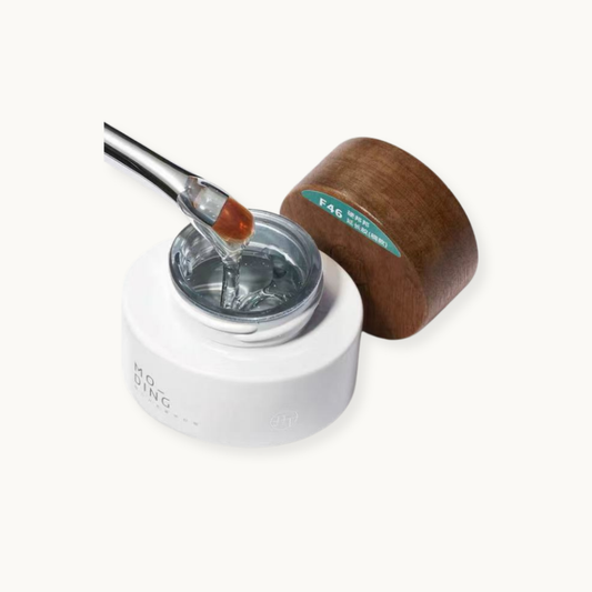 A thick-textured, high-hardness hema-free extension gel designed for building, sculpting, and nail extensions.</p>
<p>Features a high-transparency, non-rebound formula that provides durable structure and a crystal-clear finish.</p>
<p>Offers excellent self-leveling while maintaining shape for professional salon applications.