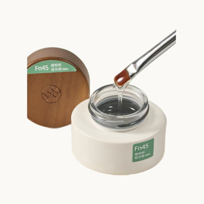 A hema- free thin-textured, high-hardness builder gel designed for nail extension, overlay, and shaping.</p>
<p>It features fast self-leveling and strong structure retention with no rebound after curing.</p>
<p>The formula provides a crystal-clear, glossy finish with only a mild heat sensation during curing.
