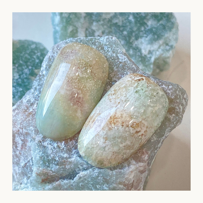 Qingyou blooming gel nail art creating green marble stone effect nail design with blooming ink technique