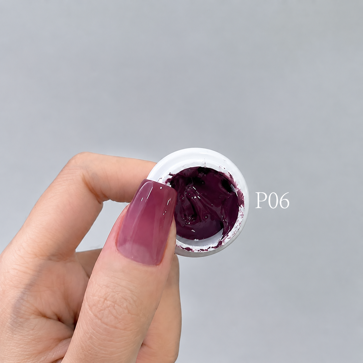 YHH Patting Painting Chrome-Rubbable Pot Gel 5g, shade P06 – gel in an open pot beside a painted nail.