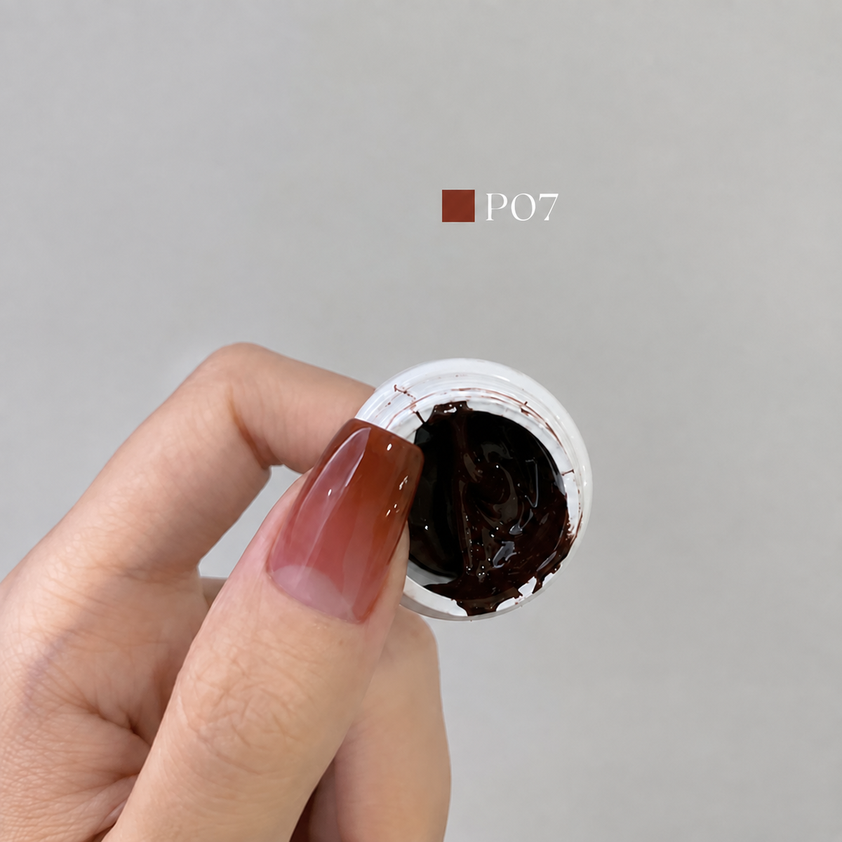YHH Patting Painting Chrome-Rubbable Pot Gel 5g, shade P07 – gel in an open pot beside a painted nail.
