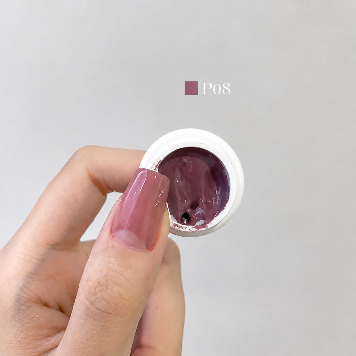 YHH Patting Painting Chrome-Rubbable Pot Gel 5g, shade P08 – gel in an open pot beside a painted nail.