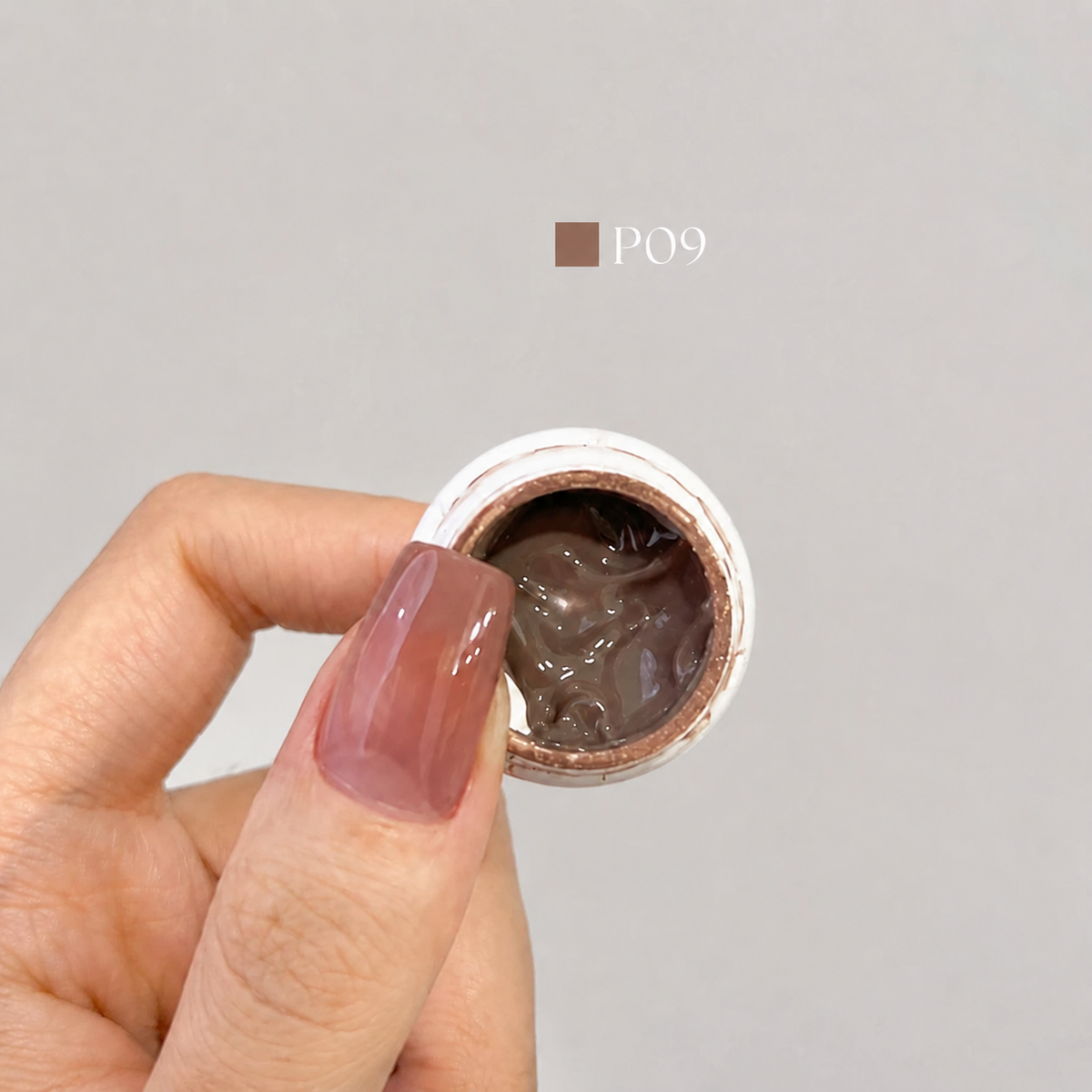 YHH Patting Painting Chrome-Rubbable Pot Gel 5g, shade P09 – gel in an open pot beside a painted nail.