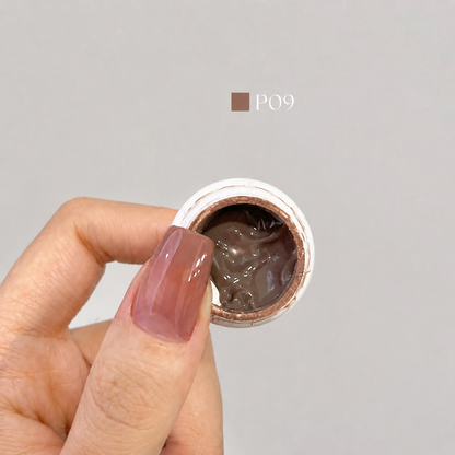 YHH Patting Painting Chrome-Rubbable Pot Gel 5g, shade P09 – gel in an open pot beside a painted nail.