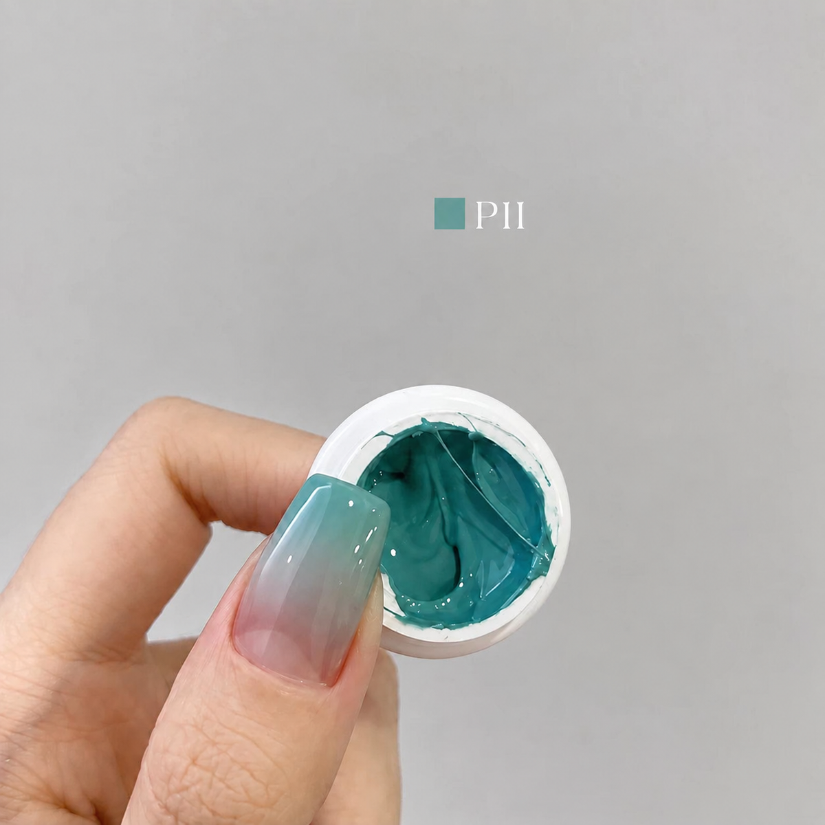YHH Patting Painting Chrome-Rubbable Pot Gel 5g, shade P11 – gel in an open pot beside a painted nail.