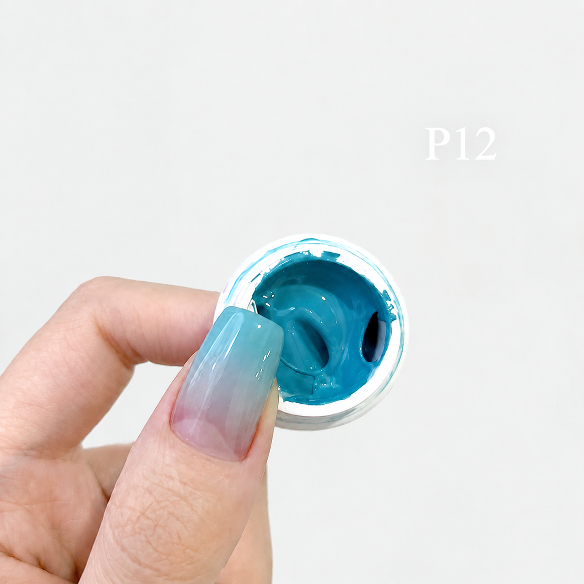 YHH Patting Painting Chrome-Rubbable Pot Gel 5g, shade P12 – gel in an open pot beside a painted nail.