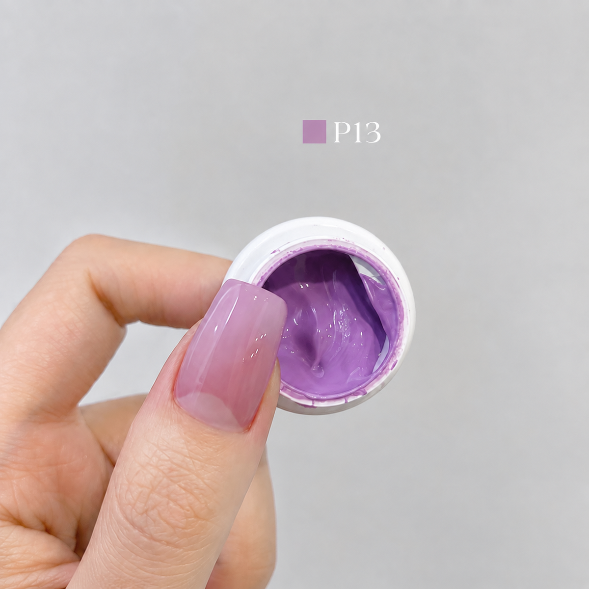 YHH Patting Painting Chrome-Rubbable Pot Gel 5g, shade P13 – gel in an open pot beside a painted nail.