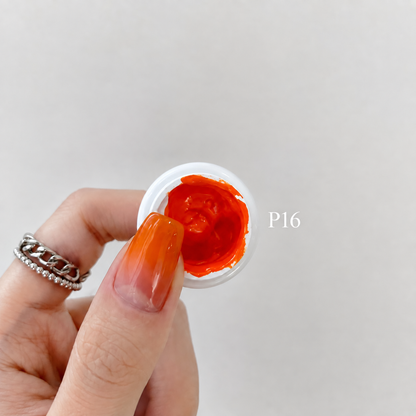 YHH Patting Painting Chrome-Rubbable Pot Gel 5g, shade P16 – gel in an open pot beside a painted nail.
