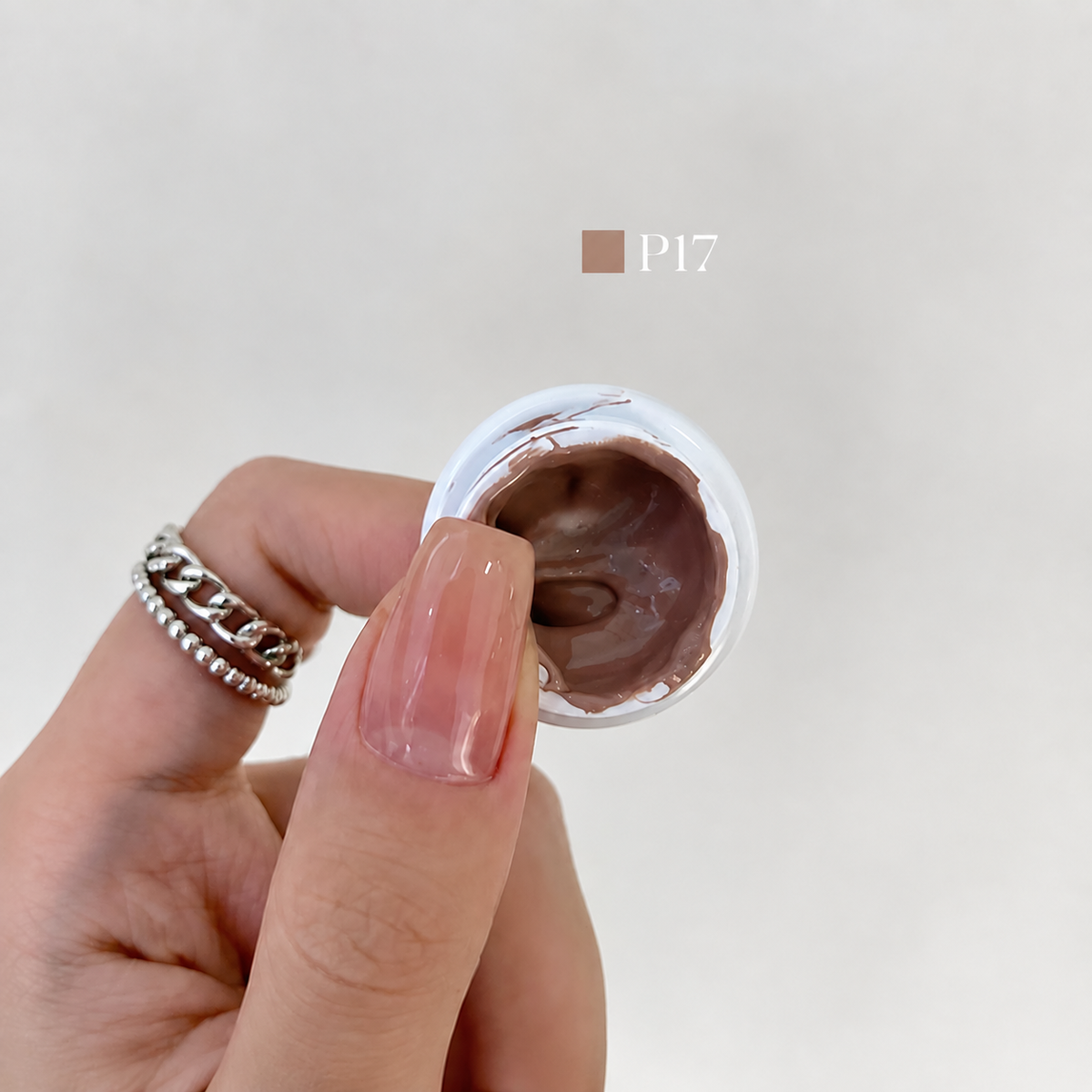 YHH Patting Painting Chrome-Rubbable Pot Gel 5g, shade P17 – gel in an open pot beside a painted nail.