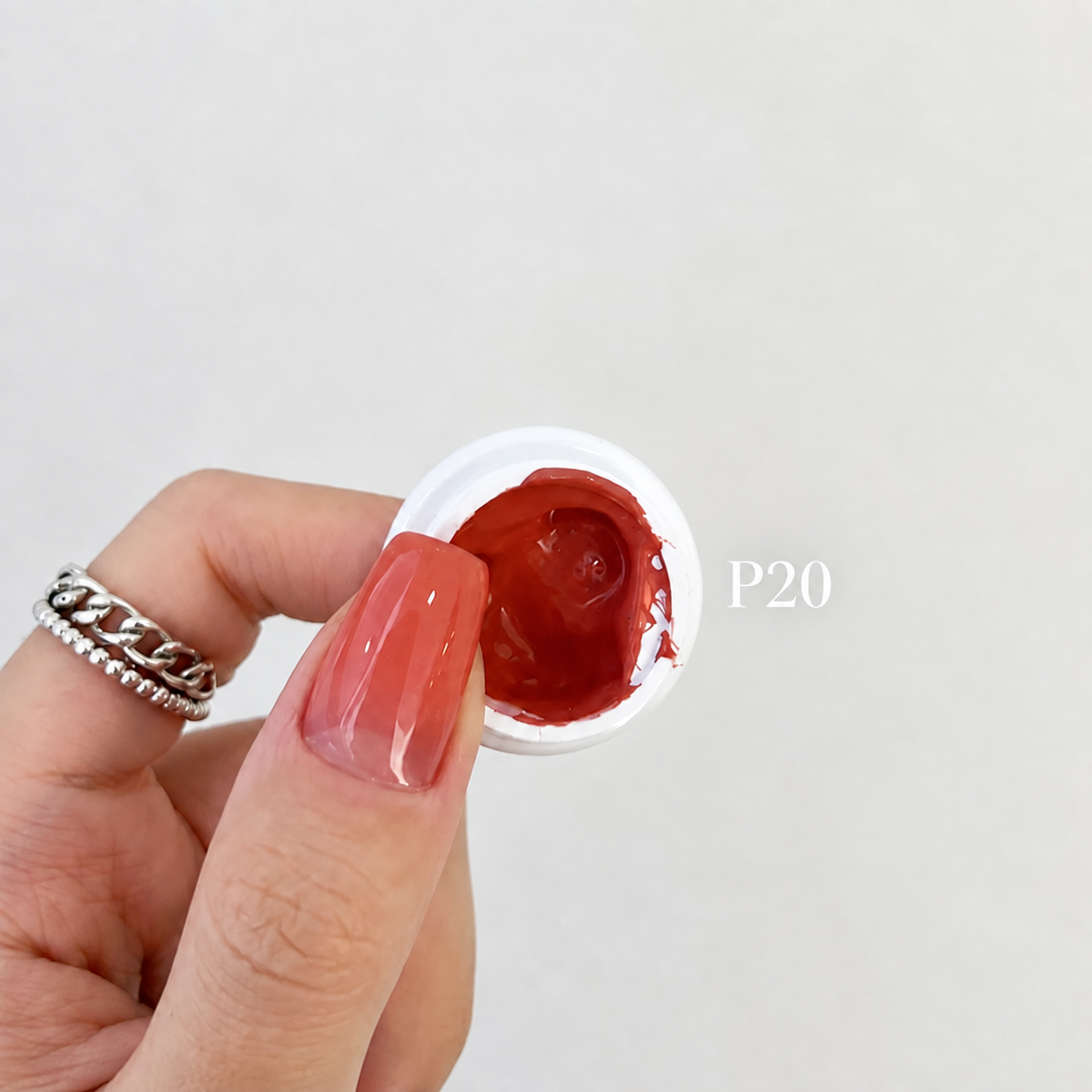 YHH Patting Painting Chrome-Rubbable Pot Gel 5g, shade P20 – gel in an open pot beside a painted nail.