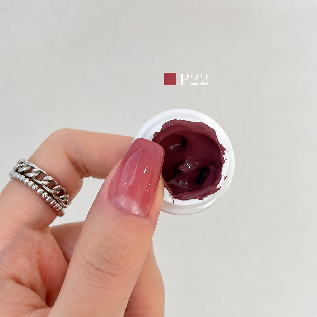 YHH Patting Painting Chrome-Rubbable Pot Gel 5g, shade P22 – gel in an open pot beside a painted nail.