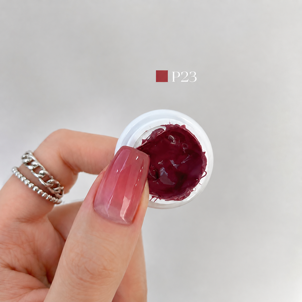 YHH Patting Painting Chrome-Rubbable Pot Gel 5g, shade P23 – gel in an open pot beside a painted nail.