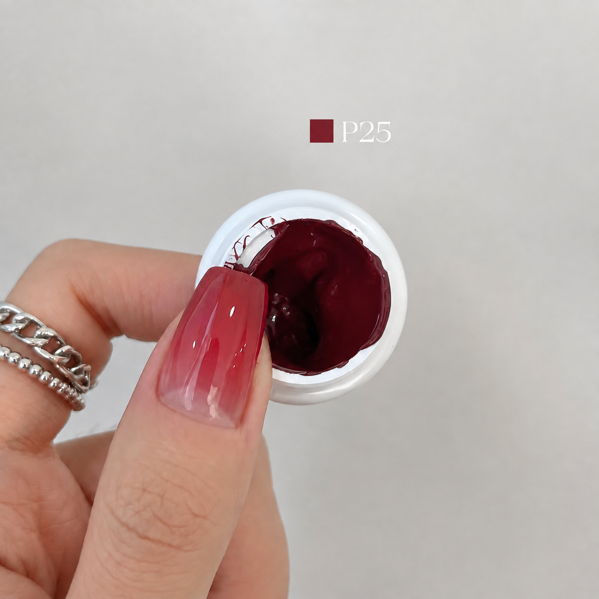 YHH Patting Painting Chrome-Rubbable Pot Gel 5g, shade P25 – gel in an open pot beside a painted nail.