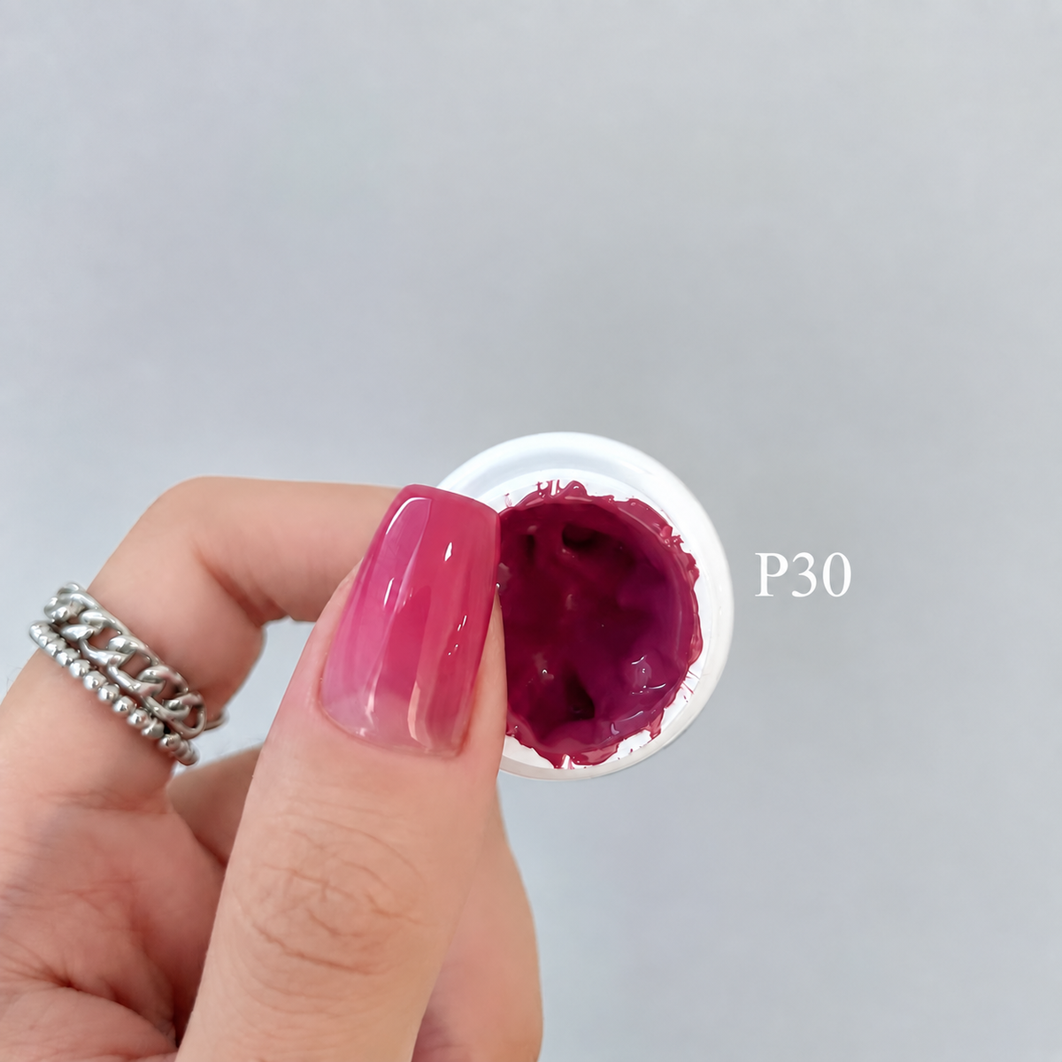 YHH Patting Painting Chrome-Rubbable Pot Gel 5g, shade P30 – gel in an open pot beside a painted nail.