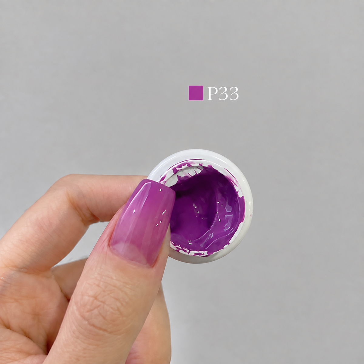 YHH Patting Painting Chrome-Rubbable Pot Gel 5g, shade P33 – gel in an open pot beside a painted nail.