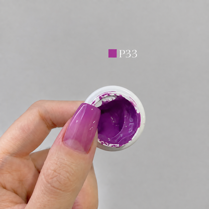 YHH Patting Painting Chrome-Rubbable Pot Gel 5g, shade P33 – gel in an open pot beside a painted nail.
