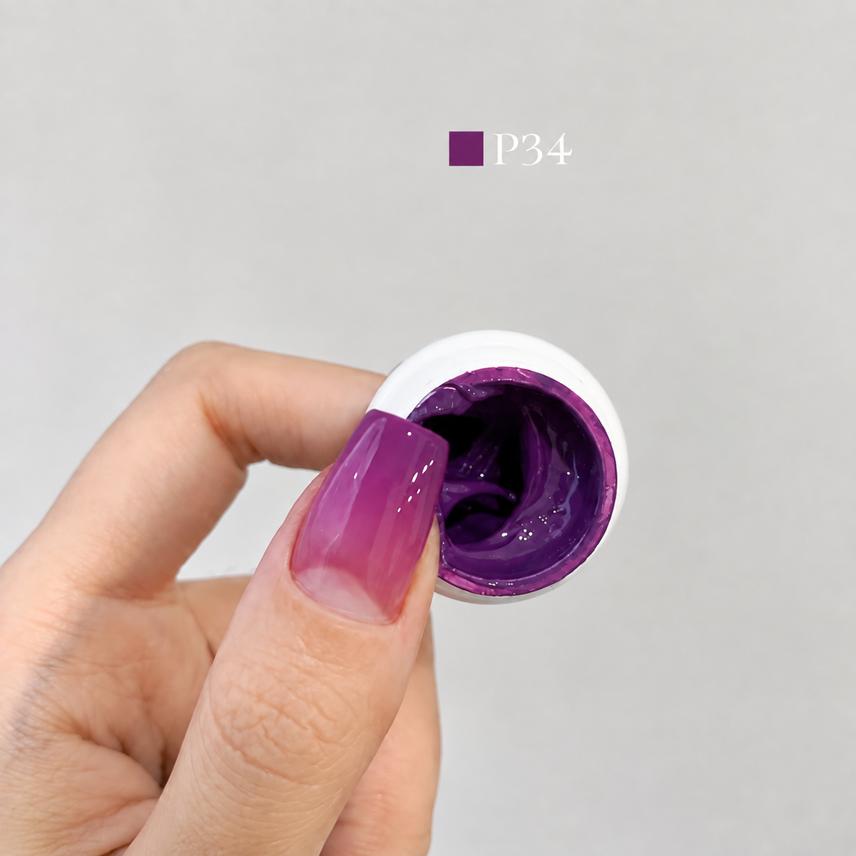YHH Patting Painting Chrome-Rubbable Pot Gel 5g, shade P34 – gel in an open pot beside a painted nail.