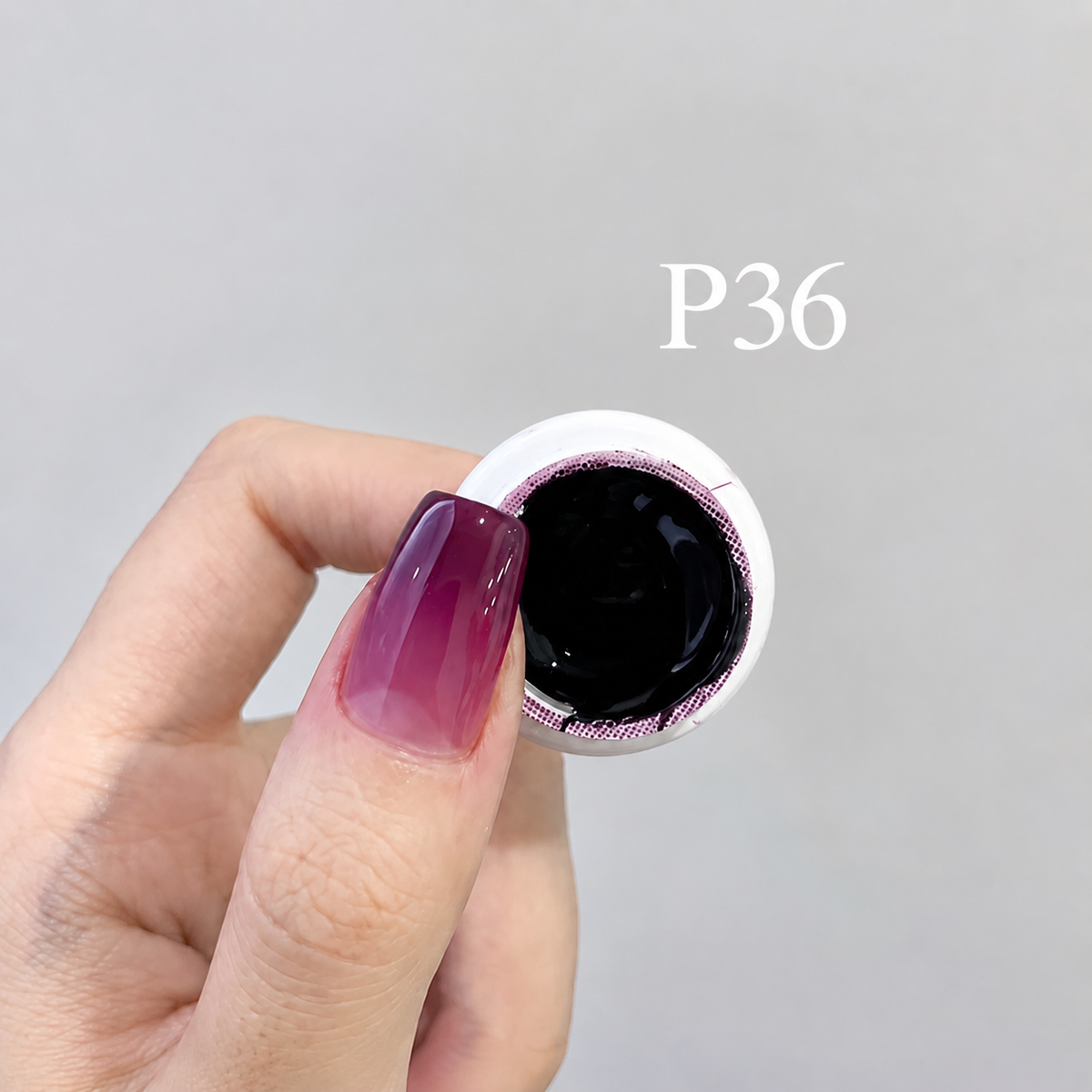 YHH Patting Painting Chrome-Rubbable Pot Gel 5g, shade P36 – gel in an open pot beside a painted nail.