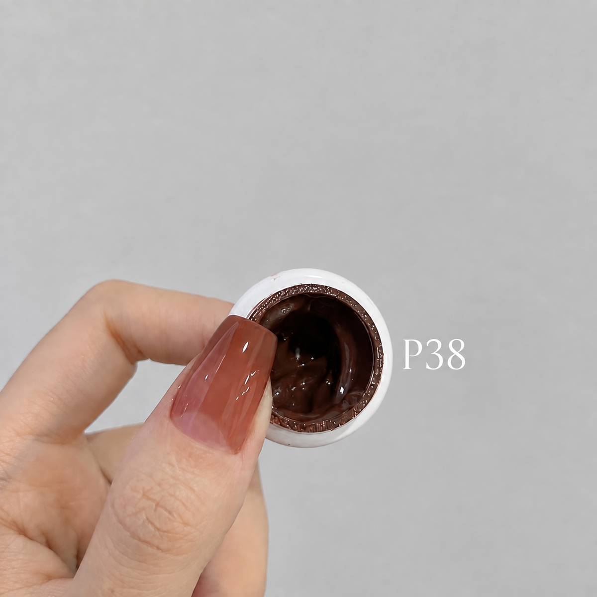 YHH Patting Painting Chrome-Rubbable Pot Gel 5g, shade P38 – gel in an open pot beside a painted nail.