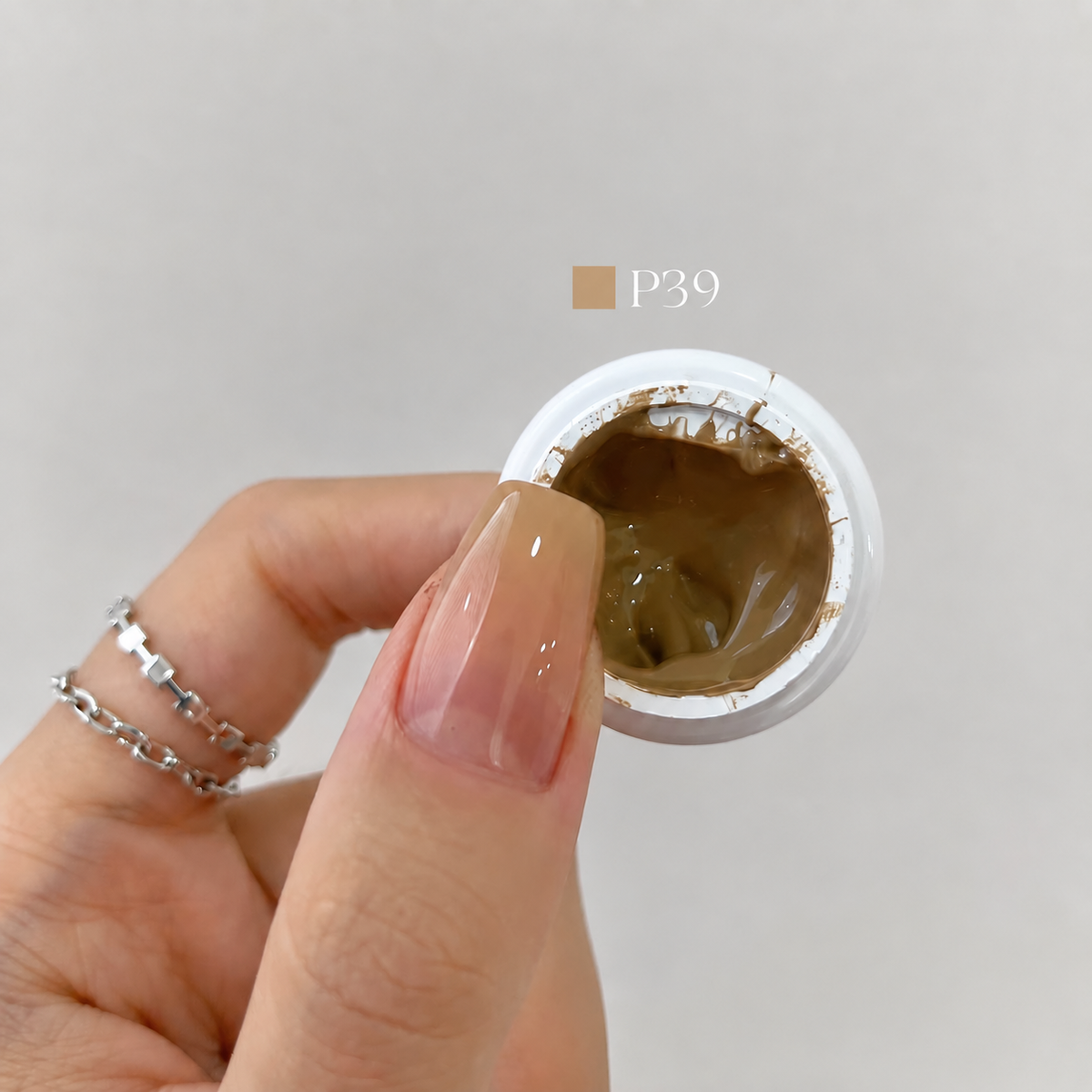 YHH Patting Painting Chrome-Rubbable Pot Gel 5g, shade P39 – gel in an open pot beside a painted nail.