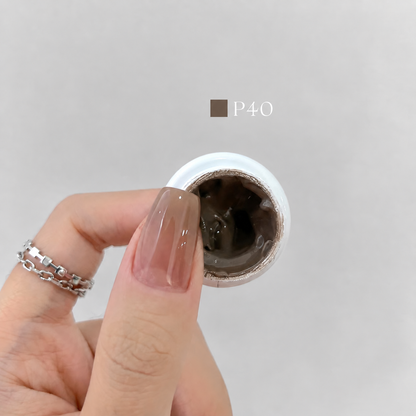 YHH Patting Painting Chrome-Rubbable Pot Gel 5g, shade P40 – gel in an open pot beside a painted nail.