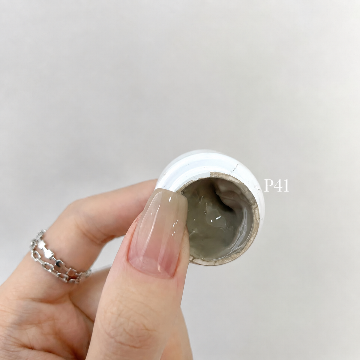 YHH Patting Painting Chrome-Rubbable Pot Gel 5g, shade P41 – gel in an open pot beside a painted nail.