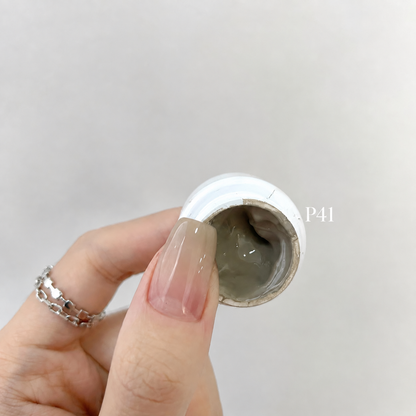 YHH Patting Painting Chrome-Rubbable Pot Gel 5g, shade P41 – gel in an open pot beside a painted nail.