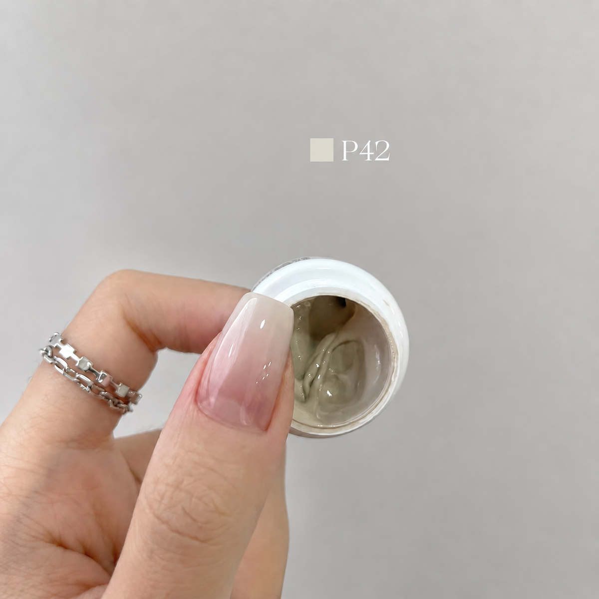 YHH Patting Painting Chrome-Rubbable Pot Gel 5g, shade P42 – gel in an open pot beside a painted nail.