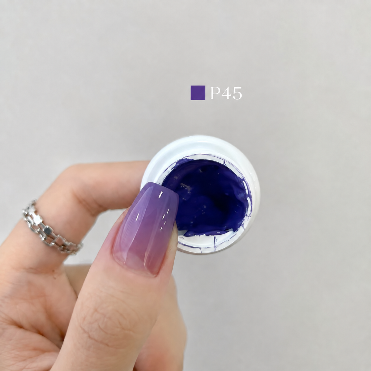 YHH Patting Painting Chrome-Rubbable Pot Gel 5g, shade P45 – gel in an open pot beside a painted nail.