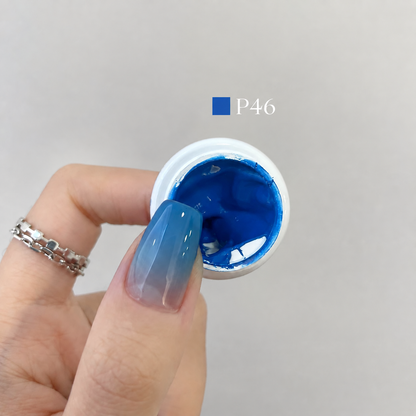 YHH Patting Painting Chrome-Rubbable Pot Gel 5g, shade P46 – gel in an open pot beside a painted nail.