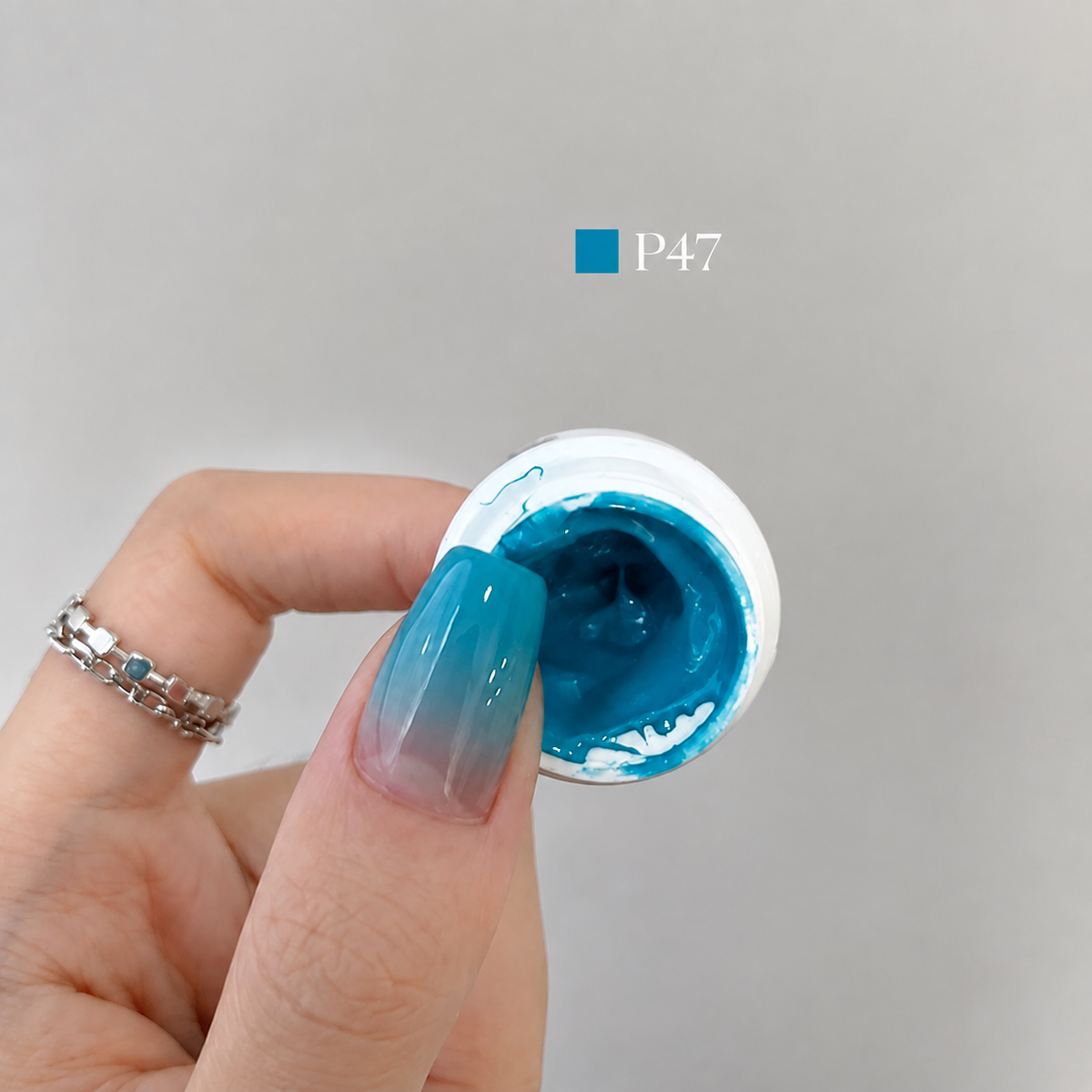 YHH Patting Painting Chrome-Rubbable Pot Gel 5g, shade P47 – gel in an open pot beside a painted nail.