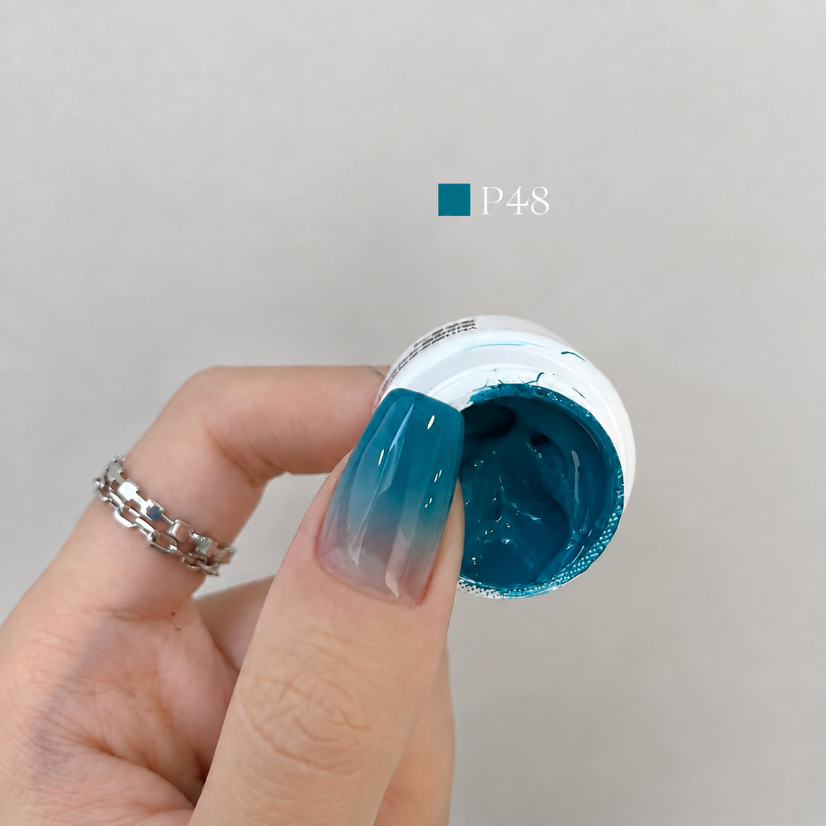 YHH Patting Painting Chrome-Rubbable Pot Gel 5g, shade P48 – gel in an open pot beside a painted nail.