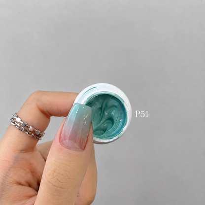 YHH Patting Painting Chrome-Rubbable Pot Gel 5g, shade P51 – gel in an open pot beside a painted nail.