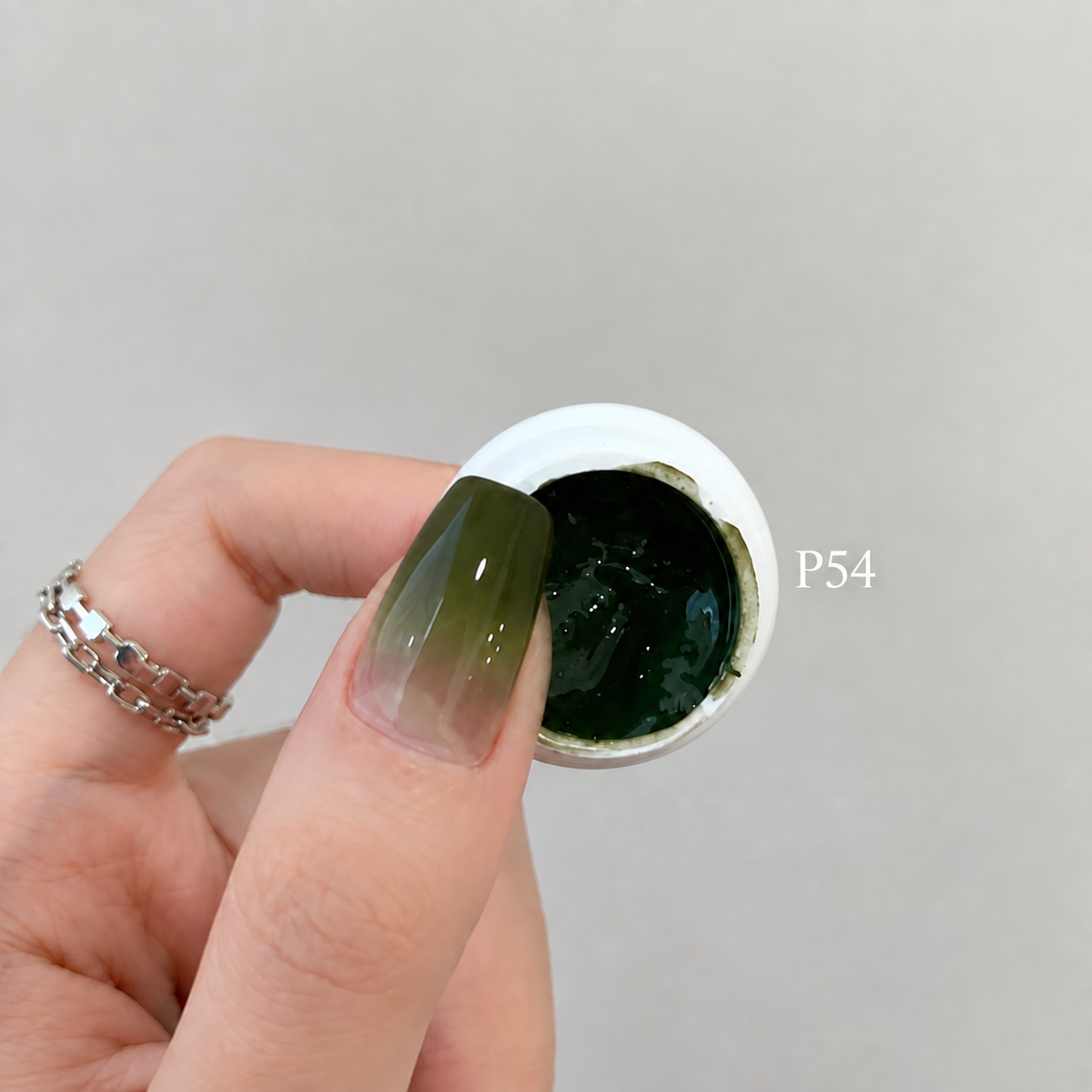 YHH Patting Painting Chrome-Rubbable Pot Gel 5g, shade P54 – gel in an open pot beside a painted nail.