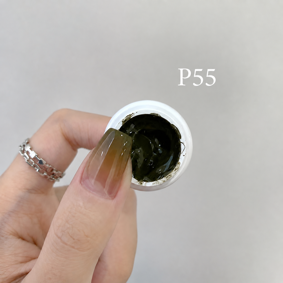 YHH Patting Painting Chrome-Rubbable Pot Gel 5g, shade P55 – gel in an open pot beside a painted nail.