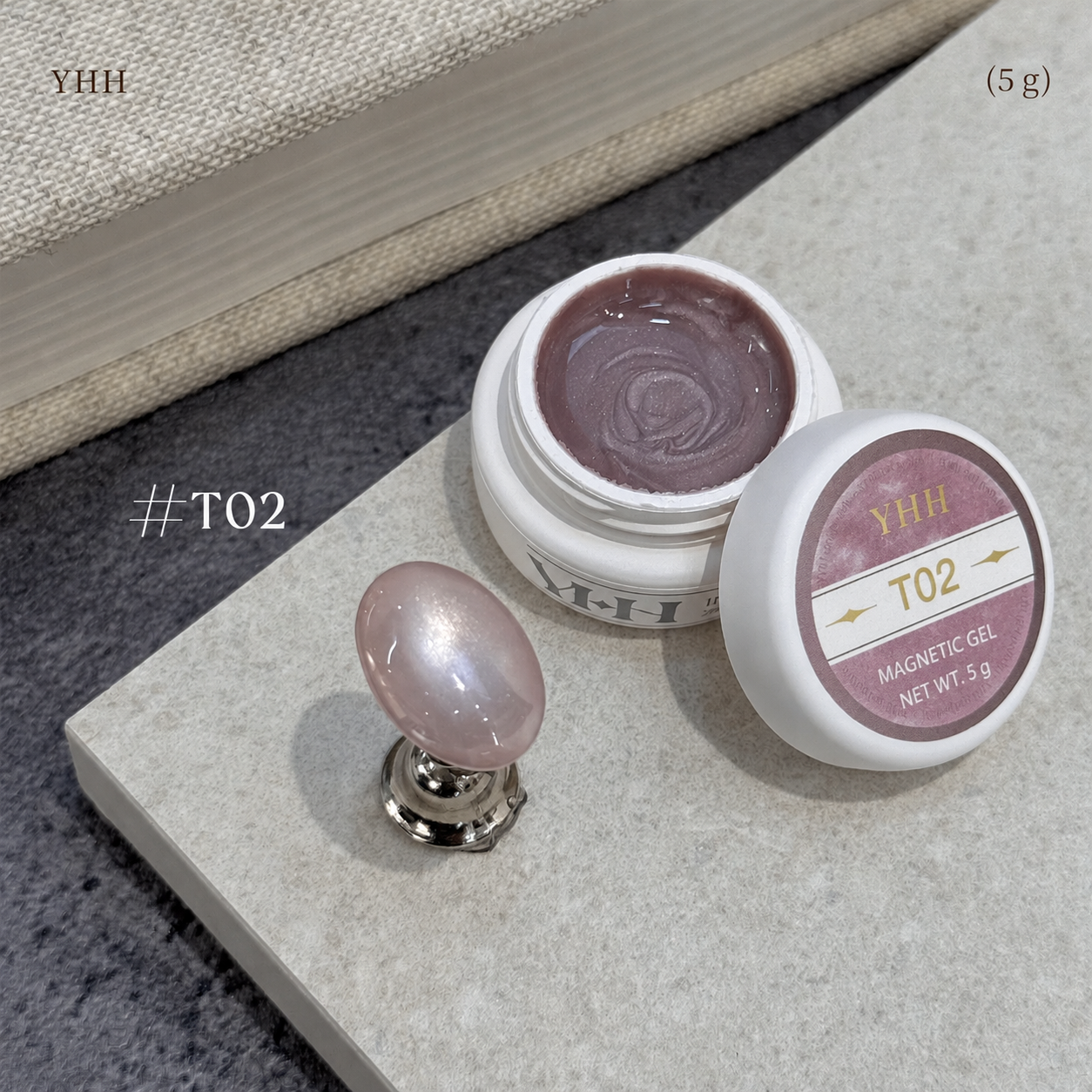 T02 magnetic cat-eye gel pot with pale pink-lilac swatch