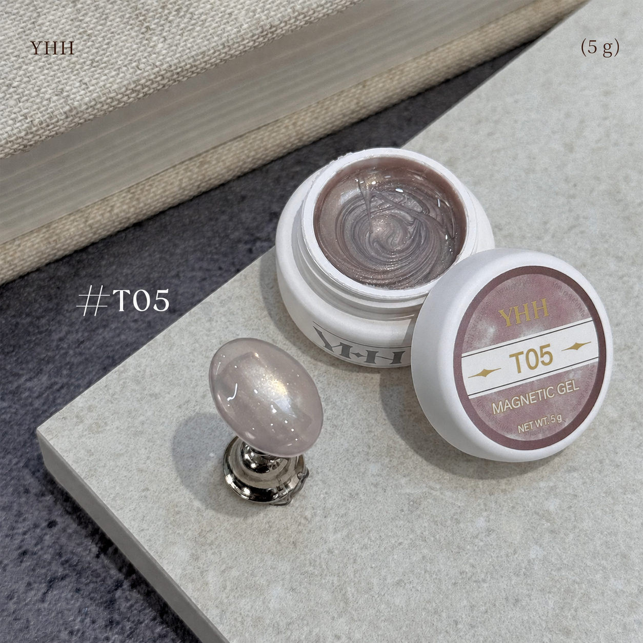 T05 magnetic cat-eye gel pot with pale taupe-silver swatch