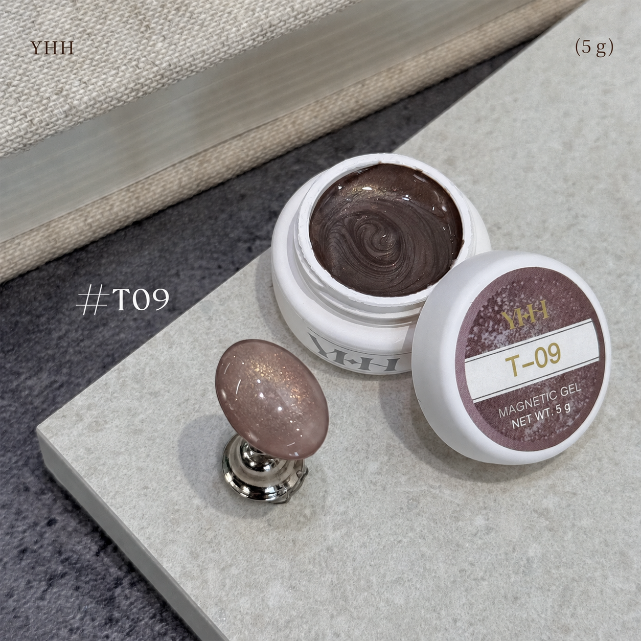 T09 magnetic cat-eye gel pot with mauve-brown swatch
