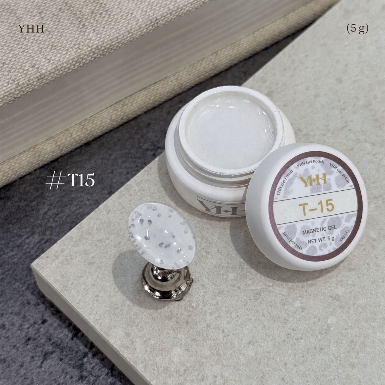 T15 magnetic cat-eye gel pot with translucent white swatch and gray specks
