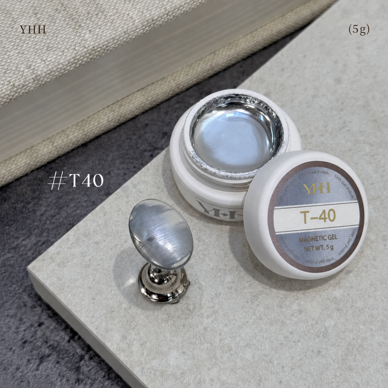 T40 magnetic cat-eye gel pot with icy blue-silver swatch