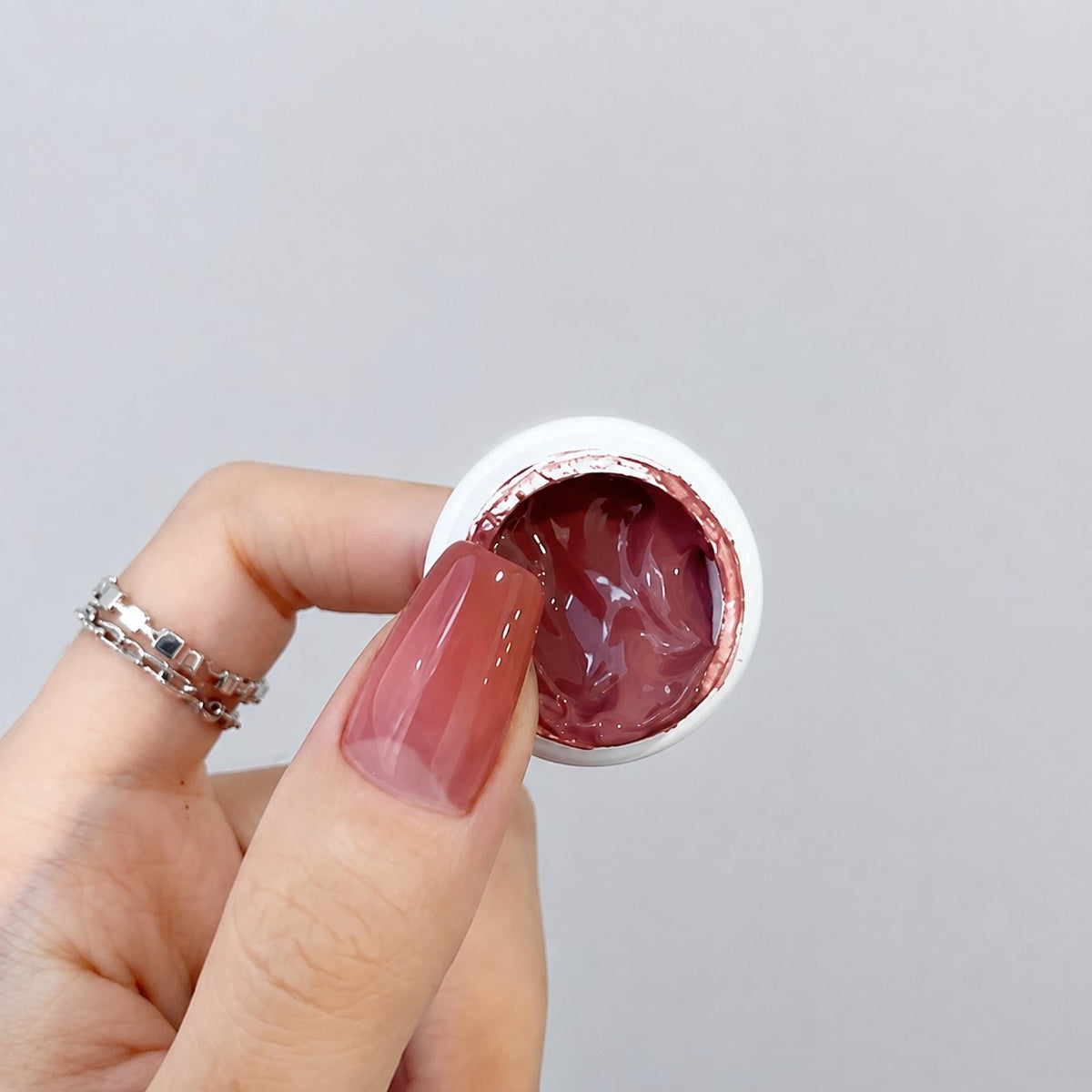 YHH Patting Painting Chrome-Rubbable Pot Gel 5g, shade P02 – mauve-purple gel in an open pot beside a painted nail.