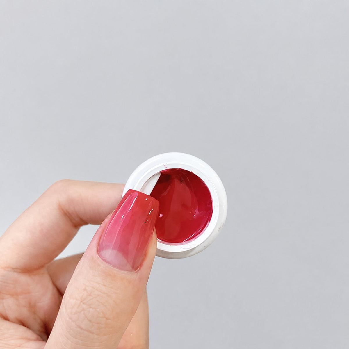 YHH Patting Painting Chrome-Rubbable Pot Gel 5g, shade P03 – bright red gel in an open pot beside a painted nail.