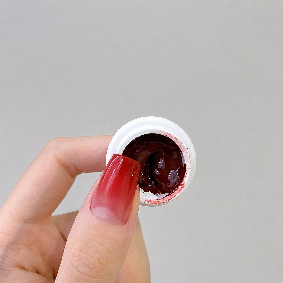 YHH Patting Painting Chrome-Rubbable Pot Gel 5g, shade P04 – dark burgundy gel in an open pot beside a painted nail.