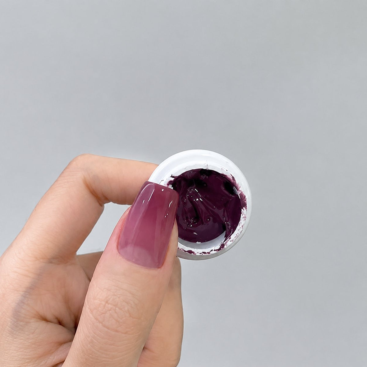 YHH Patting Painting Chrome-Rubbable Pot Gel 5g, shade P06 – dark purple gel in an open pot beside a painted nail.
