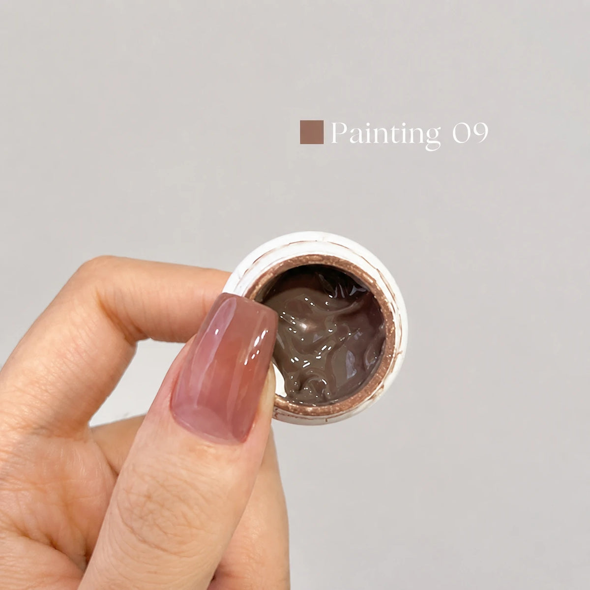 YHH Patting Painting Chrome-Rubbable Pot Gel 5g, shade P09 – taupe-brown gel in an open pot beside a painted nail.