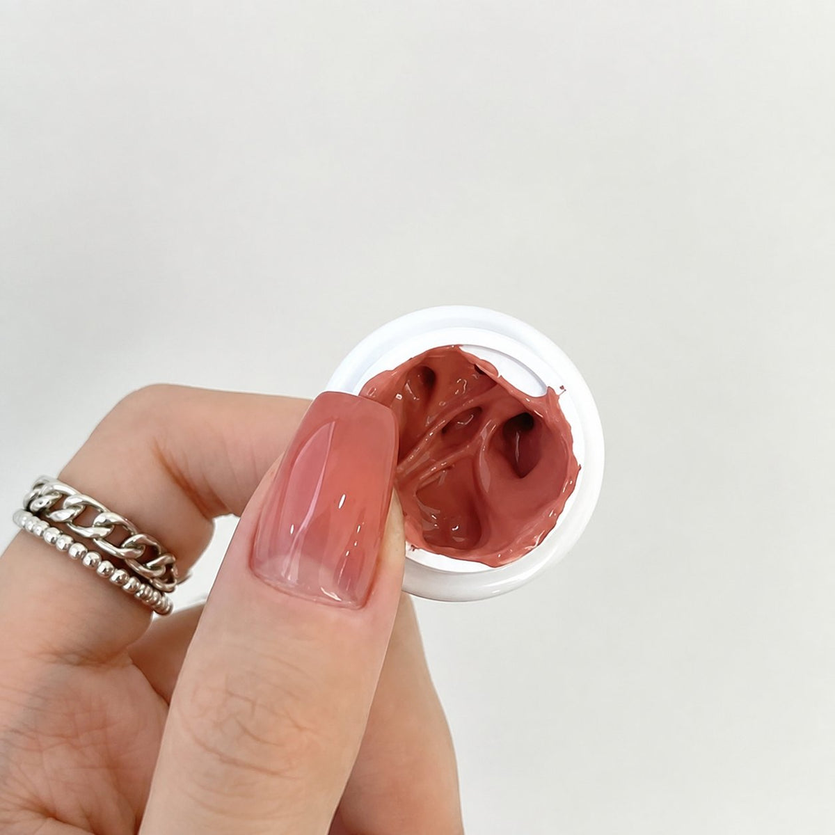YHH Patting Painting Chrome-Rubbable Pot Gel 5g, shade P21 – warm terracotta-red gel pot with painted nail swatch.