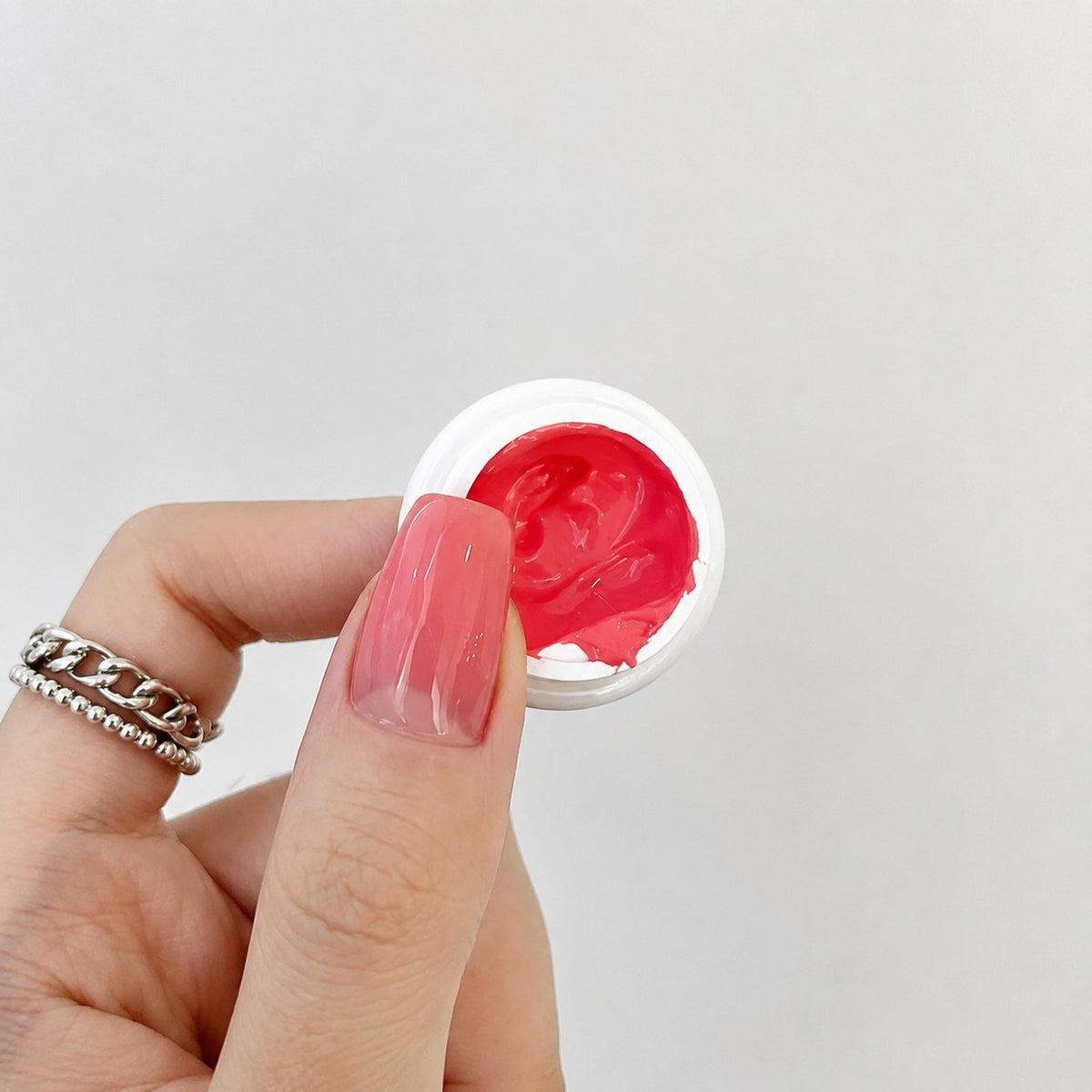 YHH Patting Painting Chrome-Rubbable Pot Gel 5g, shade P28 – bright-red gel pot with painted nail swatch.